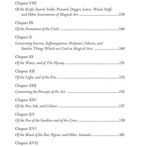Puede incluir: Una p&aacute;gina de libro con un &iacute;ndice. Los t&iacute;tulos de los cap&iacute;tulos incluyen "Del Cuchillo, Espada, Hoz..." y "De la Pluma, Tinta y Colores." Los n&uacute;meros de p&aacute;gina son visibles.