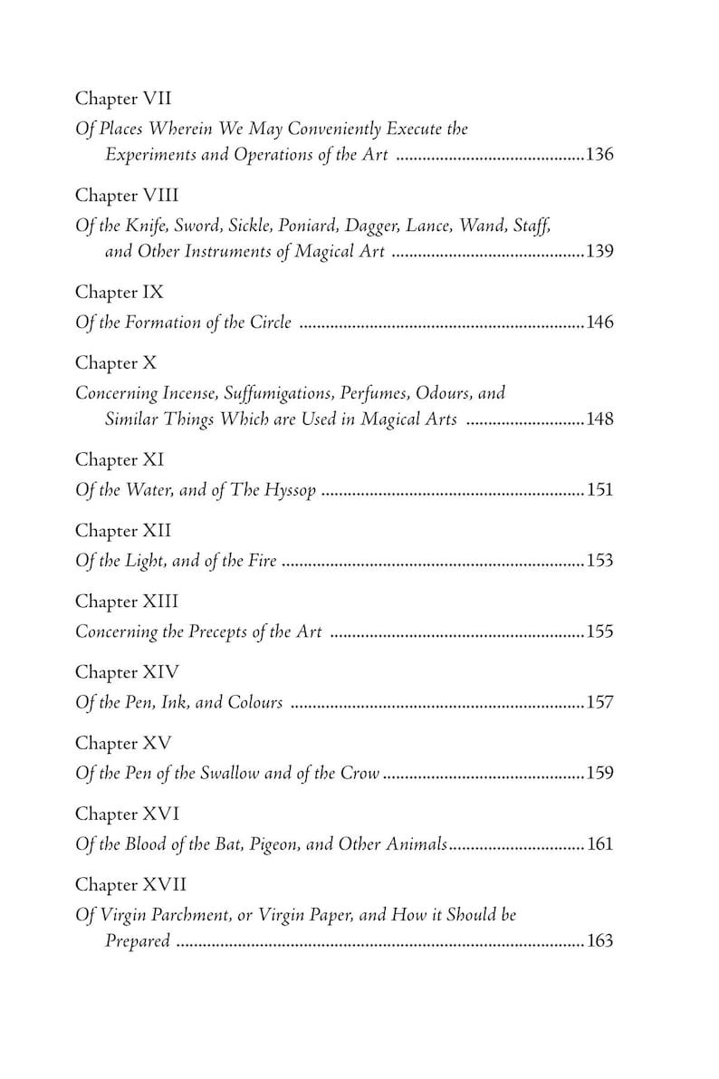 Puede incluir: Una p&aacute;gina de libro con un &iacute;ndice. Los t&iacute;tulos de los cap&iacute;tulos incluyen "Del Cuchillo, Espada, Hoz..." y "De la Pluma, Tinta y Colores." Los n&uacute;meros de p&aacute;gina son visibles.