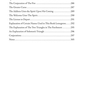 Puede incluir: Una p&aacute;gina de libro con una lista de t&iacute;tulos de cap&iacute;tulos y n&uacute;meros de p&aacute;gina. Los t&iacute;tulos incluyen "The Invocation of The King" y "The General Curse". Los n&uacute;meros de p&aacute;gina var&iacute;an de 284 a 305.