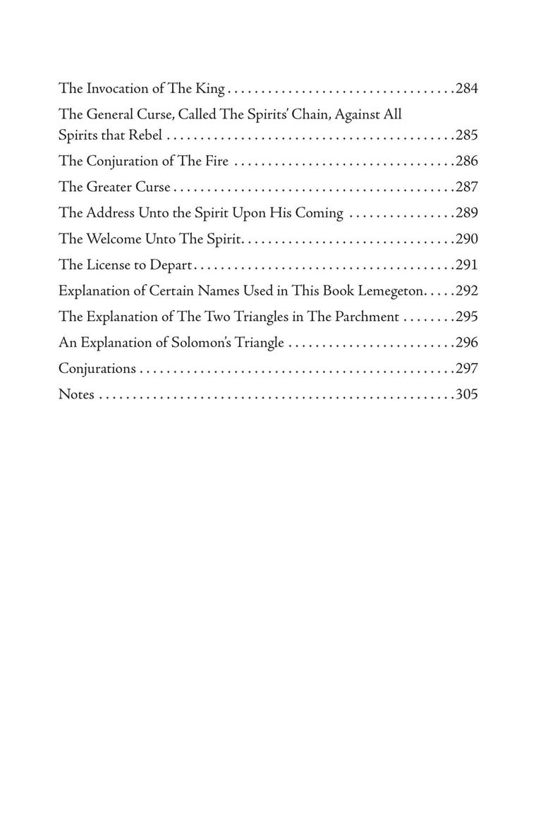 Puede incluir: Una p&aacute;gina de libro con una lista de t&iacute;tulos de cap&iacute;tulos y n&uacute;meros de p&aacute;gina. Los t&iacute;tulos incluyen "The Invocation of The King" y "The General Curse". Los n&uacute;meros de p&aacute;gina var&iacute;an de 284 a 305.