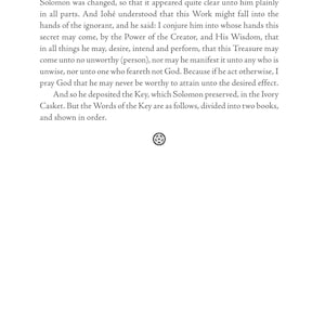 Puede incluir: P&aacute;gina de "The Key of Solomon the King" con texto negro. El t&iacute;tulo est&aacute; en la parte superior, seguido de p&aacute;rrafos de texto. Un peque&ntilde;o emblema circular est&aacute; en el centro y el n&uacute;mero romano "xxii" en la parte inferior.