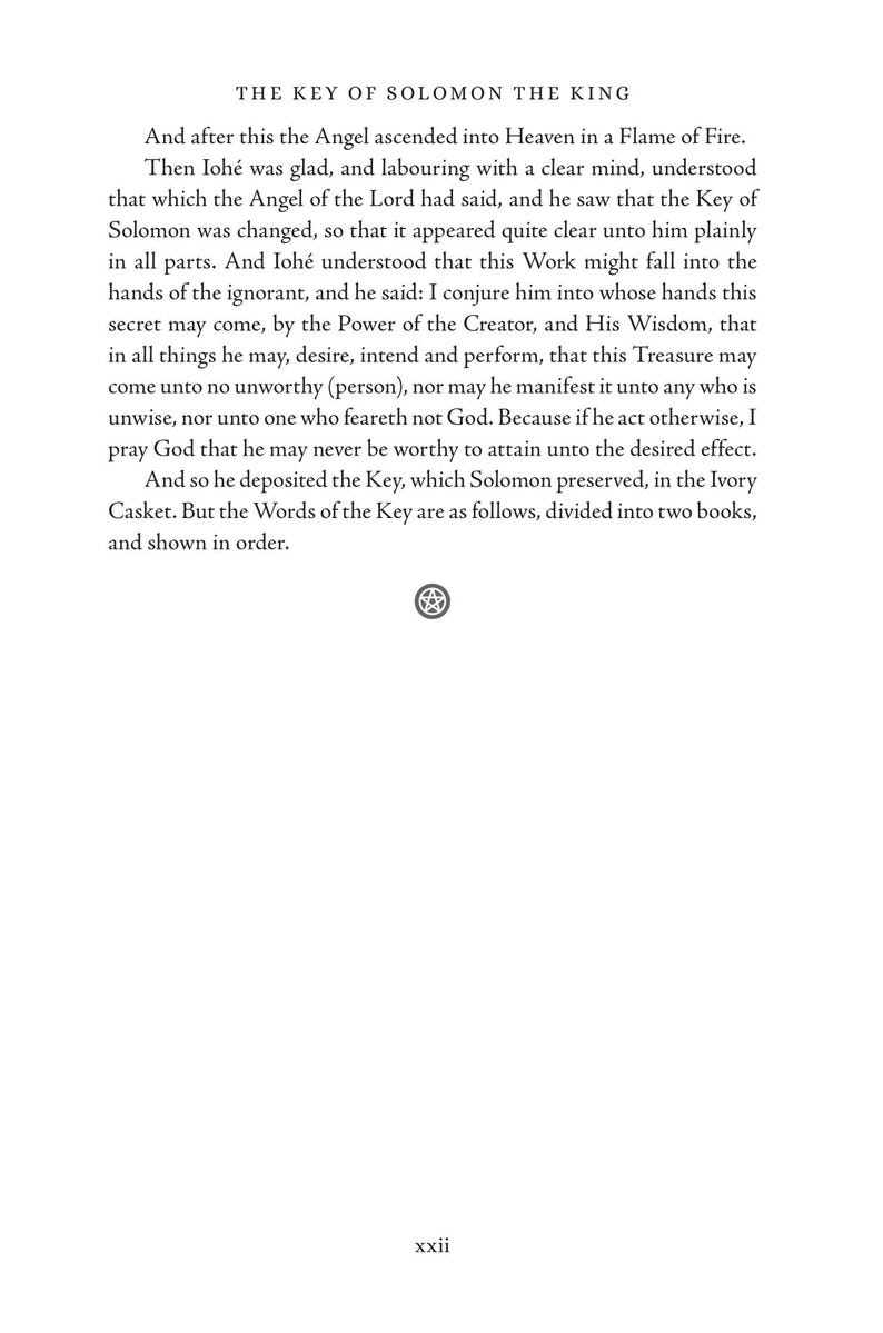 Puede incluir: P&aacute;gina de "The Key of Solomon the King" con texto negro. El t&iacute;tulo est&aacute; en la parte superior, seguido de p&aacute;rrafos de texto. Un peque&ntilde;o emblema circular est&aacute; en el centro y el n&uacute;mero romano "xxii" en la parte inferior.