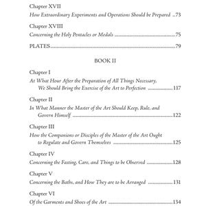 Puede incluir: Una p&aacute;gina de libro detallada con t&iacute;tulos de cap&iacute;tulos y n&uacute;meros de p&aacute;gina. El texto incluye temas como "Operaciones de burla" y "Experimentos extraordinarios". La p&aacute;gina es del "Libro II" y tiene un fondo blanco limpio.