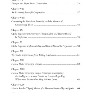 Puede incluir: Una p&aacute;gina de libro con una lista de t&iacute;tulos de cap&iacute;tulos y n&uacute;meros de p&aacute;gina. Los t&iacute;tulos incluyen "Oraciones y conjuros", "Conjuro m&aacute;s fuerte y potente" y "C&oacute;mo hacer las ligas m&aacute;gicas". Texto negro sobre fondo crema.