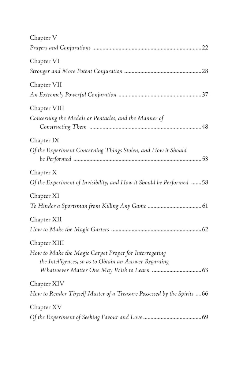 Puede incluir: Una p&aacute;gina de libro con una lista de t&iacute;tulos de cap&iacute;tulos y n&uacute;meros de p&aacute;gina. Los t&iacute;tulos incluyen "Oraciones y conjuros", "Conjuro m&aacute;s fuerte y potente" y "C&oacute;mo hacer las ligas m&aacute;gicas". Texto negro sobre fondo crema.