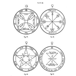 Puede incluir: Una p&aacute;gina de libro con cuatro ilustraciones circulares con dise&ntilde;os intrincados y texto. Las ilustraciones superiores tienen una cruz y un s&iacute;mbolo. Las ilustraciones inferiores tienen una estrella y una estrella de seis puntas. El texto incluye "PLATE IX" y "S. L. MACGREGOR MATHERS".