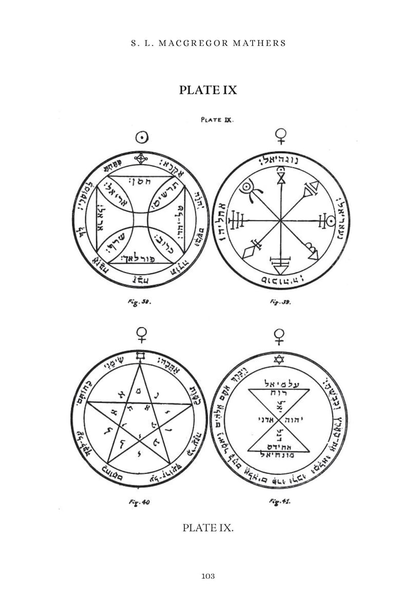 Puede incluir: Una p&aacute;gina de libro con cuatro ilustraciones circulares con dise&ntilde;os intrincados y texto. Las ilustraciones superiores tienen una cruz y un s&iacute;mbolo. Las ilustraciones inferiores tienen una estrella y una estrella de seis puntas. El texto incluye "PLATE IX" y "S. L. MACGREGOR MATHERS".