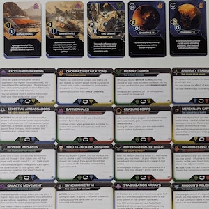 以下が含まれることがあります： さまざまなデザインとテキストが施されたトレーディングカードのコレクション。カードには風景、惑星、未来的な乗り物の画像が表示されています。配色は青、オレンジ、白です。一部のカードには数値があります。
