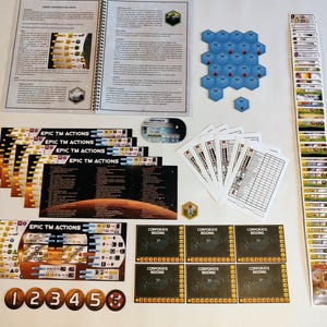 Op de afbeelding: Een bordspelset met diverse componenten, waaronder regelboeken, kaarten, zeshoekige tegels en genummerde tokens. Het spel bevat kaarten met de tekst "EPIC TM ACTIONS" en "CORPORATE BIDDING". Het kleurenschema omvat blauwe, bruine en witte elementen.