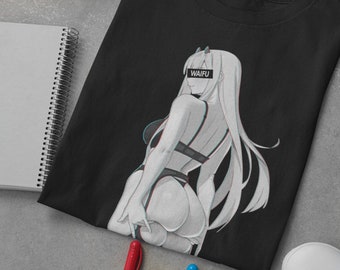 Puede incluir: Camiseta negra con un personaje de anime blanco que lleva un bikini negro y la palabra "WAIFU" en un cuadro rojo sobre sus ojos.