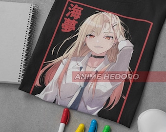 Könnte beinhalten: Schwarzes T-Shirt mit einem Aufdruck eines Anime-Charakters mit blonden Haaren und roten Augen. Der Charakter trägt ein weißes Hemd und eine blaue Krawatte. Der Text "海" ist in Rot auf dem T-Shirt. Der Text "ANIME HEDORO" ist in Weiß auf dem T-Shirt.