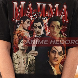 Puede incluir: Camiseta negra con un estampado gr&aacute;fico de un collage de personajes del videojuego Yakuza. El texto "Majima Goro" y "Anime Hedoro" est&aacute; impreso en la camiseta.
