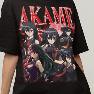 以下が含まれることがあります： 赤色の「AKAME」の文字とアニメキャラクターのグラフィックが特徴の黒いTシャツ。デザインには、黒髪と赤いアクセントを持つ複数の人物が含まれています。カジュアルウェアです。
