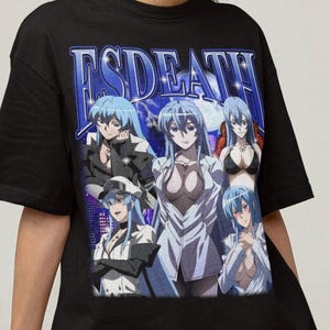 以下が含まれることがあります： 黒いTシャツ。青い髪の女性アニメキャラクターのグラフィックが特徴です。「ESDEATH」の文字が青色の様式化されたフォントでデザインされており、様々なポーズのキャラクターの複数の画像があります。背景には都市景観と稲妻があります。