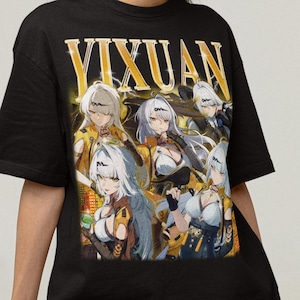 Puede incluir: Camiseta negra con la palabra "YIXUAN" en letras doradas y un gráfico de personajes de anime. El gráfico incluye varias figuras con cabello blanco y diferentes atuendos. La modelo lleva pantalones cortos grises.