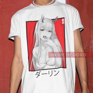 May include: White t-shirt with a red square graphic featuring an anime character with horns and the text "ダーリン" and "美学" in Japanese.