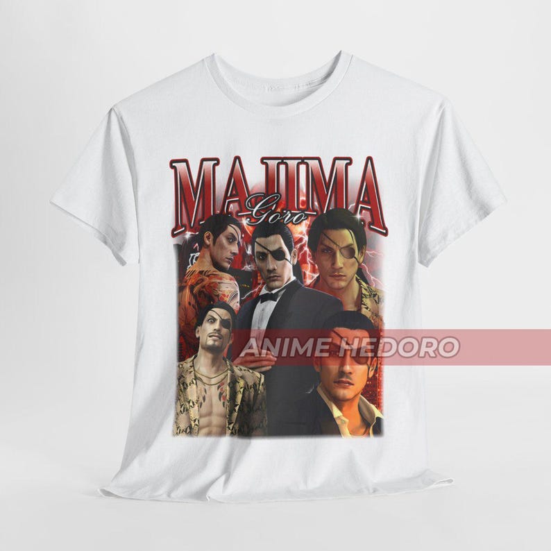 Puede incluir: Camiseta blanca con un estampado gr&aacute;fico de cuatro hombres. El texto "Majima Goro" est&aacute; impreso en rojo sobre los hombres. Los hombres llevan trajes y tienen diferentes peinados. La camiseta tiene cuello redondo y mangas cortas.