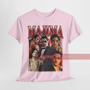 Puede incluir: Camiseta rosa con un estampado gr&aacute;fico de cuatro hombres. El texto "Majima Goro" est&aacute; impreso sobre los hombres. Los hombres llevan trajes y tienen diferentes peinados. La camiseta tiene un estilo vintage.