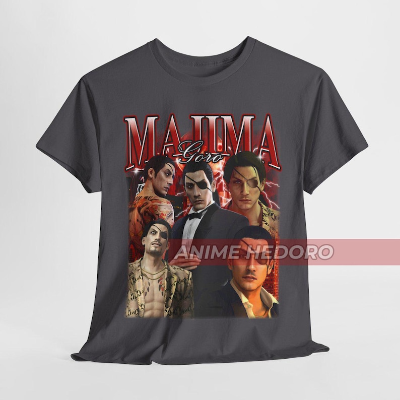 Puede incluir: Una camiseta gris oscuro con un estampado gr&aacute;fico de personajes del videojuego Yakuza. El gr&aacute;fico presenta el texto "Majima Goro" y varios personajes del juego.