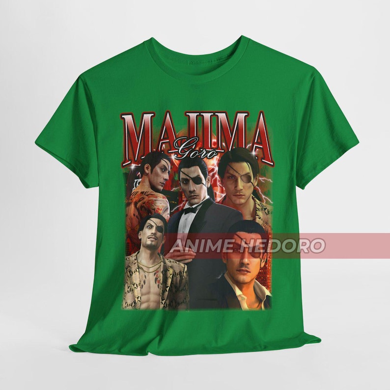 Puede incluir: Camiseta verde con un estampado gr&aacute;fico de personajes del videojuego Yakuza. El texto "Majima Goro" est&aacute; impreso en rojo en la parte superior del gr&aacute;fico. El texto "Anime Hedoro" est&aacute; impreso en blanco en la parte inferior del gr&aacute;fico.