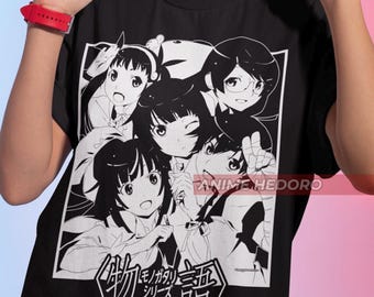 Könnte beinhalten: Schwarz-weißes T-Shirt mit Grafikdruck, das eine Gruppe von Anime-Charakteren aus der "Monogatari-Serie" zeigt, mit dem japanischen Text "モノガタリシリーズ" unten aufgedruckt.