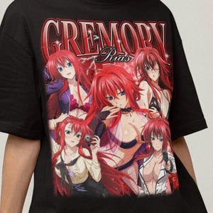 Può includere: Maglietta nera con una stampa grafica di personaggi anime con capelli rossi. Il testo "GREMORY Rias" è stampato in rosso sulla maglietta.