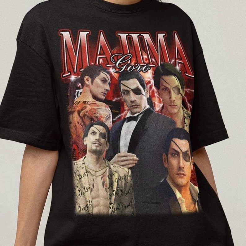 Puede incluir: Camiseta negra con un estampado gr&aacute;fico de cinco hombres con el texto "Majima Goro" en rojo. Los hombres visten diferentes atuendos, incluyendo un traje, una camisa estampada y una camisa negra. El gr&aacute;fico est&aacute; rodeado de rayos rojos.