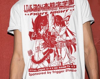 Könnte beinhalten: Weißes T-Shirt mit einem roten Grafikdruck von zwei Anime-Charakteren, die kämpfen. Der Text auf dem Shirt lautet "LIVE FROM 本能字学園 Honnouji Academy FIGHT NIGHT" und "sat. august 17 no home tv Sponsored by Trigger Studio".