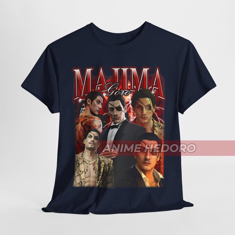 Puede incluir: Una camiseta azul marino con un estampado gr&aacute;fico de cuatro hombres. El texto "Majima Goro" est&aacute; impreso en rojo sobre los hombres. El texto "Anime Hedoro" est&aacute; impreso en blanco debajo de los hombres.