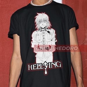 Könnte beinhalten: Schwarzes T-Shirt mit einem weißen Grafikdruck eines Anime-Charakters mit dem Text "HELLSING" darunter.