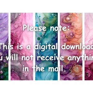 Op de afbeelding: Vijf digitale achtergronden met abstracte patronen in tinten roze, paars, blauw en groen. De achtergronden bevatten swirls, marmering en glitter. De tekst "Let op: Dit is een digitale download. Je ontvangt niets per post." is over de afbeeldingen gelegd.