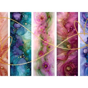 Op de afbeelding: Vijf abstracte kunstprints met een gouden swirl-ontwerp. De prints tonen een verscheidenheid aan kleuren, waaronder roze, paars, blauw en groen. De prints zijn perfect om elke kamer een vleugje kleur en whimsy te geven.