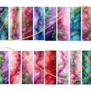 Op de afbeelding: Een set van 20 digitale papierontwerpen met abstracte aquarelpatronen in verschillende tinten roze, paars, blauw en groen met gouden accenten. De ontwerpen zijn gerangschikt in twee rijen van tien, met een gouden hartvorm die de twee rijen verbindt.