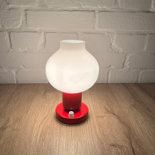 Kleine rote vintage Tischlampe aus Glas und Metall - Mid Century