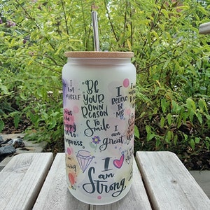 Satiniertes Kaffeeglas mit Bambusdeckel Kaffeetasse Kaffeebecher Selbstliebe Affirmation personalisiert Geburtstag Geschenk 16oz (455ml)