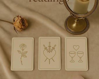 Puede incluir: Tres cartas de tarot con ilustraciones de una rosa, un corazón atravesado por espadas y dos copas de vino con un corazón encima. Las cartas están sobre una superficie beige con una rosa y un espejo dorado con una vela encendida reflejada en él. El texto "divineseren readings" y "LOVE & RELATIONSHIP TAROT READING" también es visible.