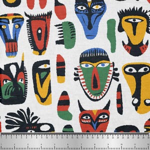 Peut inclure: Tissu blanc avec un motif répété de visages colorés et abstraits en forme de masques. Les visages sont de différentes couleurs, dont le bleu, le rouge, le jaune et le vert, avec des contours noirs. Le design a une esthétique folk ou tribale.