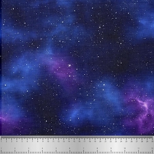 Peut inclure: Un tissu avec un motif céleste, avec un fond bleu foncé avec des nébuleuses tourbillonnantes dans des tons de violet et de bleu. De minuscules étoiles blanches sont dispersées, créant un effet cosmique. Une règle est en bas.