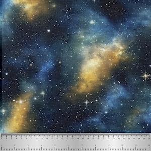 Könnte beinhalten: Stoff mit einem Himmelsdesign mit einem dunkelblauen Hintergrund, gelben und blauen Nebeln und zahlreichen weißen Sternen. Der Stoff hat ein Lineal am unteren Rand mit Messungen bis zu 76 cm.