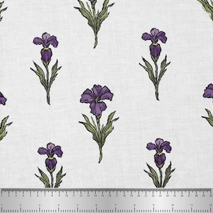 Puede incluir: Tela blanca con un patrón repetido de flores de iris moradas y hojas verdes. Las flores están en plena floración y están espaciadas uniformemente. El diseño tiene un tema botánico.