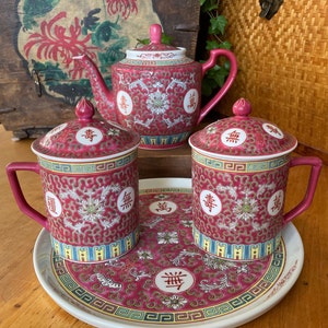 Vintage Chinese Teapot Set, Two Large Mugs with Lids and Matching Tray, Vivid Fuchsia Pink, hand painted detail , Pink Mun Shou, Like New