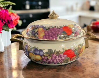 Vintage White Enamel Cornucopia Large Pot with lid, Brass Handles and Knob, Farmhouse Kitchen Style, Excellent Condition 1970s