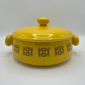 Grand caquelon à fondue vintage sur réchaud, jaune vif avec un motif graphique noir, résistant au four, céramique, moderne Mid-Century, fabriqué au Japon