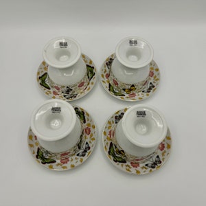 Peut inclure: Ensemble de quatre tasses &agrave; th&eacute; et soucoupes en c&eacute;ramique blanche avec un motif de papillon. Les tasses et les soucoupes ont une bordure dor&eacute;e et pr&eacute;sentent une vari&eacute;t&eacute; de papillons color&eacute;s sur un fond blanc. Le fond de chaque tasse porte l'inscription "Bioloux Turner Made in China."