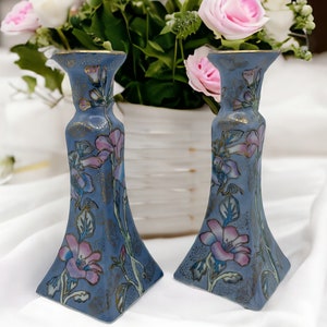 Vintage Paar chinesische Kerzenhalter aus Porzellan, hellblau mit handgemalten Blumen, erhabene goldene Highlights, sehr guter Zustand
