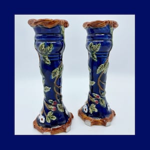 Paar Vintage Kerzenleuchter aus Majolika in Kobaltblau mit erhabenen handgemalten Ranken, Jugendstil, sehr guter Zustand