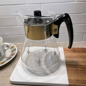 Vintage Heat Proof Glass Carafe, Gold Atomic Starbursts Corning Ware, Graduated 4 cups, Mid-Century Modern, MCM Kitchen, Excellent Condition
