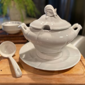 Vintage White Majolica Soup Tureen with matching ladle and underplate, Bordallo Pinheiro, Made in Portugal, Excellent Condition, Pear handle