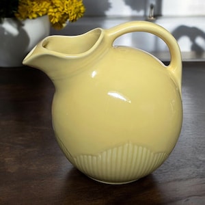 Jarra vintage de bola amarilla, borde acanalado, años 50