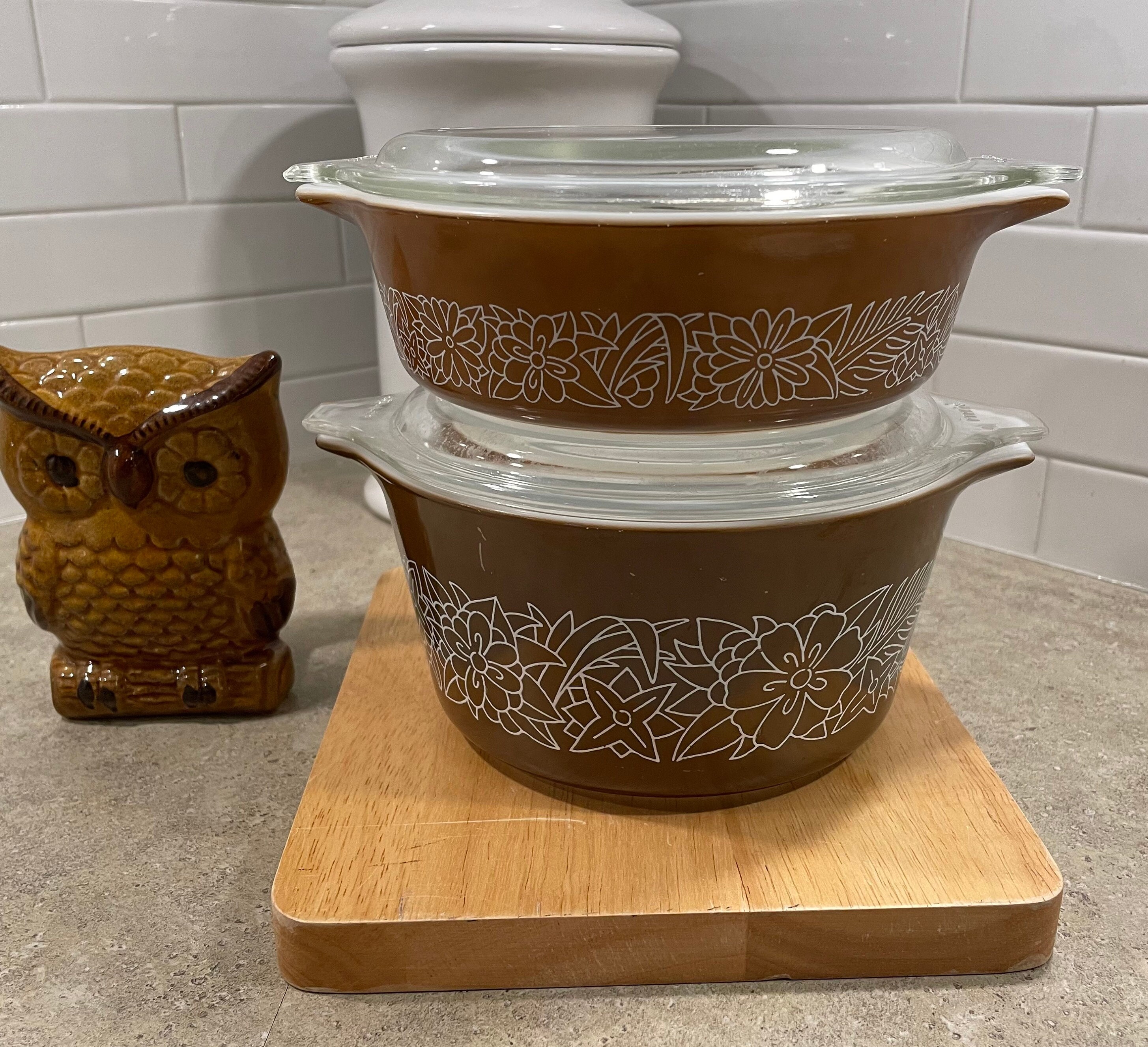 Pair of Small Vintage Pyrex Casserole dishes with glass lids, Woodland dark brown pattern, 1L and 500 mm capacity, Excellent Condition
